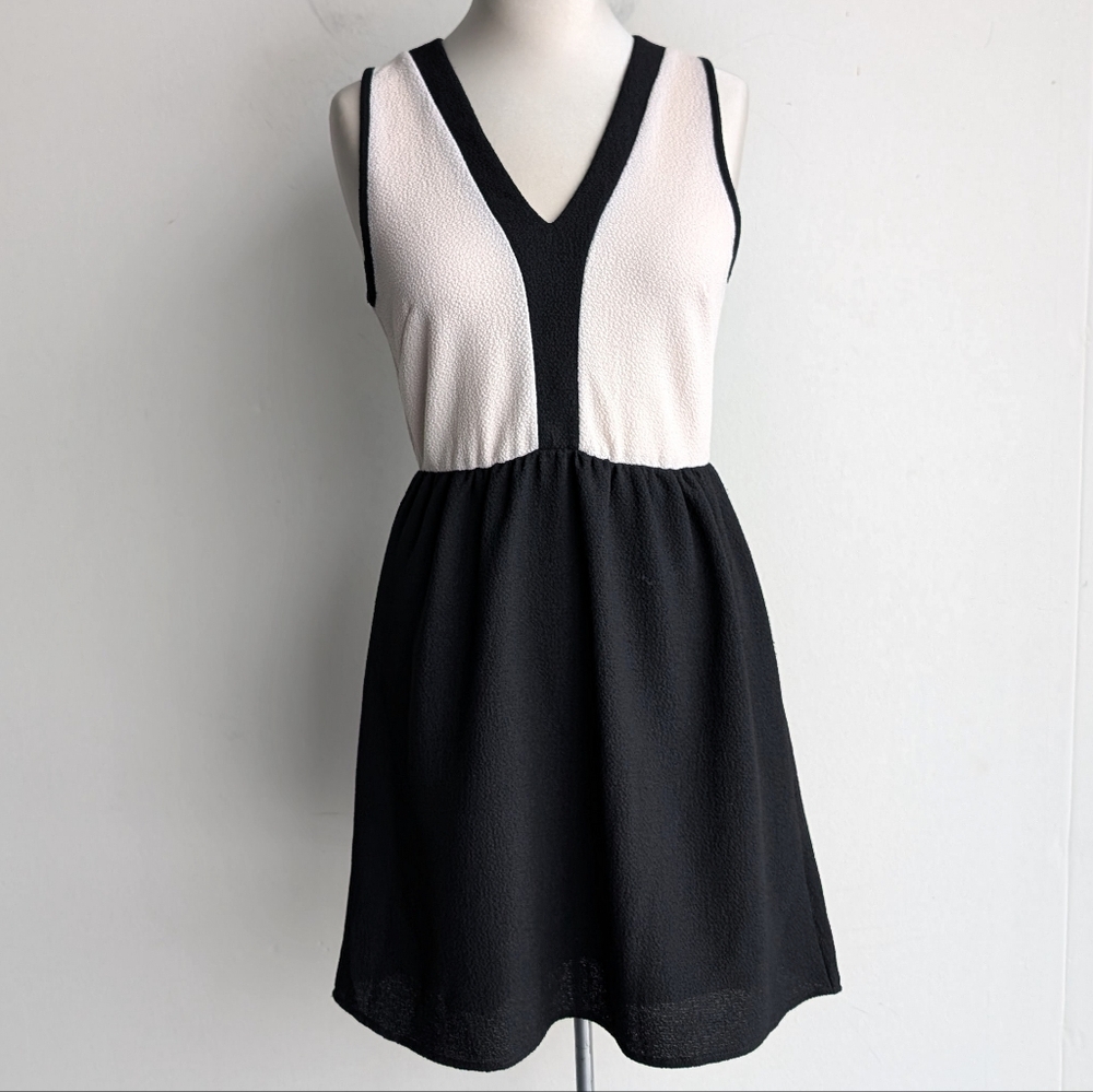 Black And Ivory Colourblock V-Neck Sleeveless Fit & Flare Dress